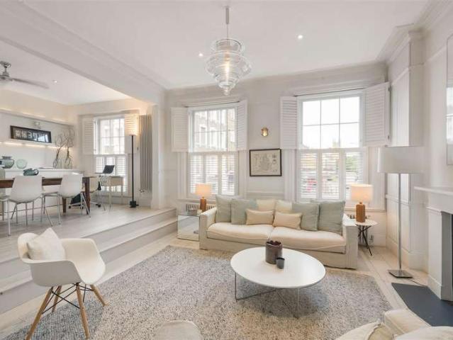 Flat for sale in Brompton, Greater London