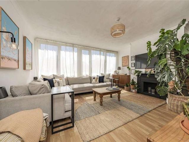 Flat for sale in Roehampton, Greater London