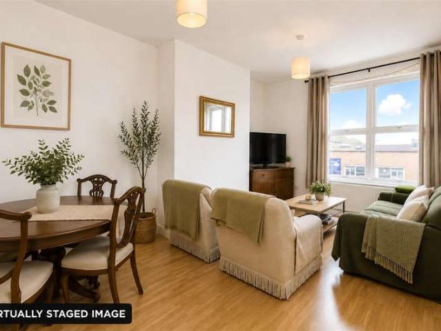 Flat for sale in Summerstown, Greater London