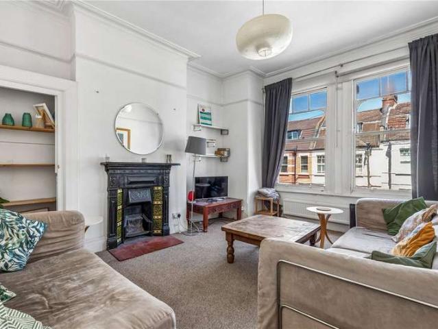 Flat for sale in Furzedown, Greater London