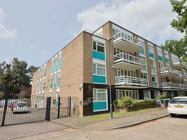 Flat for sale in Edgware, Canons Park