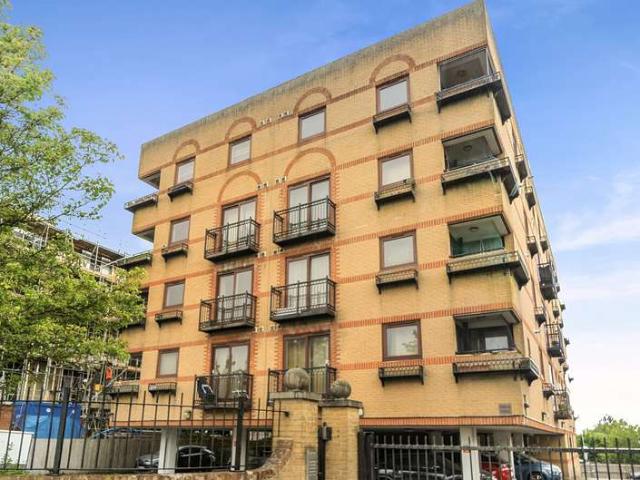 Flat for sale in Southcourt, Aylesbury