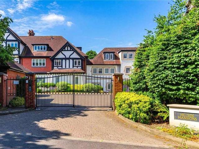 Flat for sale in Bushey, Bushey Heath