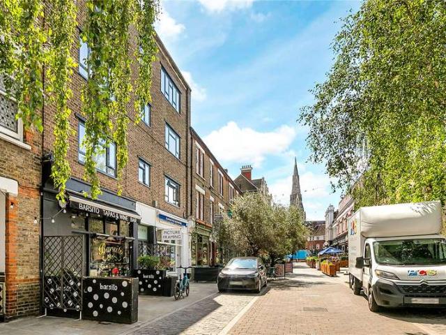 Flat for sale in Clapham, Greater London