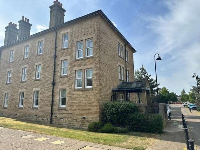 Flat for sale in Tranmere Park, West Yorkshire