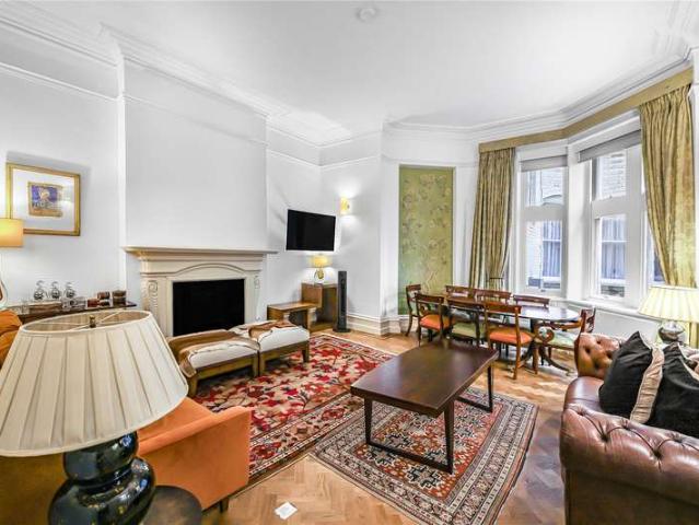 Flat for sale in Saint Giles, Bloomsbury