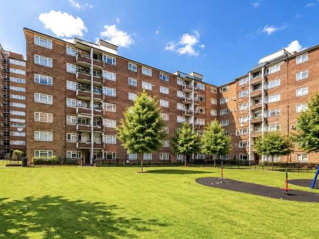Flat for sale in Stockwell, Greater London