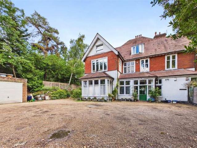 Flat for sale in Heol-las, Surrey