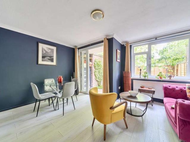 Flat for sale in Roehampton, Greater London