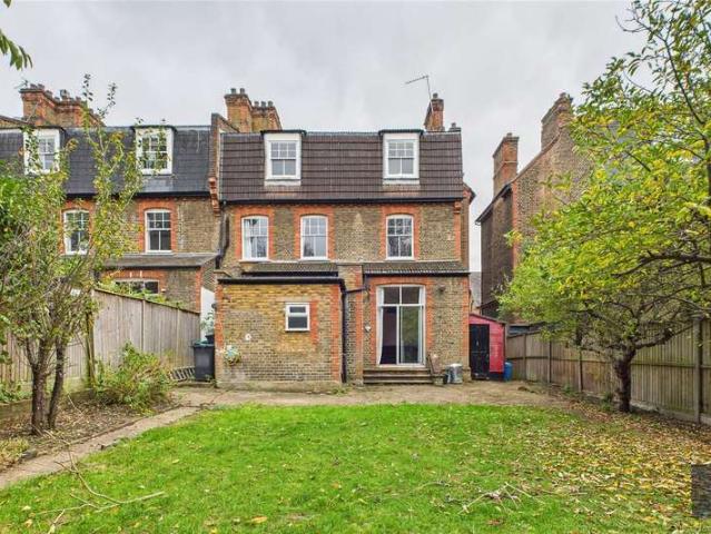 Flat for sale in Streatham Hill, Greater London