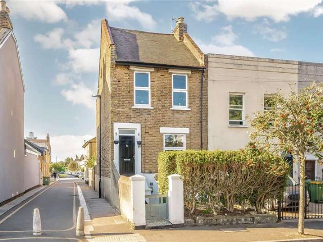 Flat for sale in Maryland, Greater London
