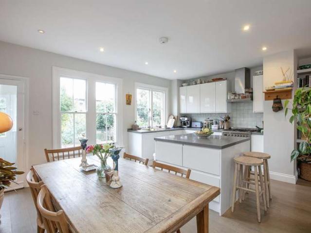 Flat for sale in Peckham, Greater London