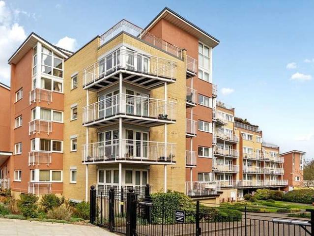 Flat for sale in Strawberry Hill, Greater London