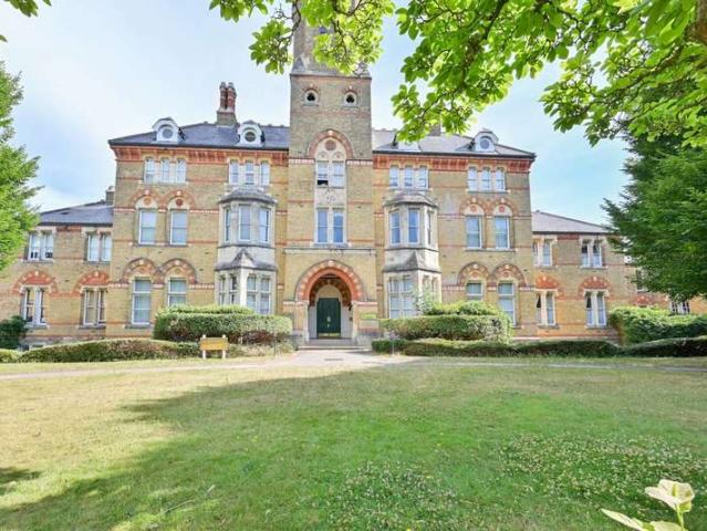 Flat for sale in Watford, North Watford