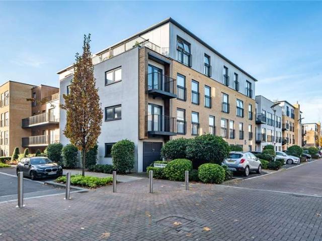 Flat for sale in Little Stanmore, Greater London