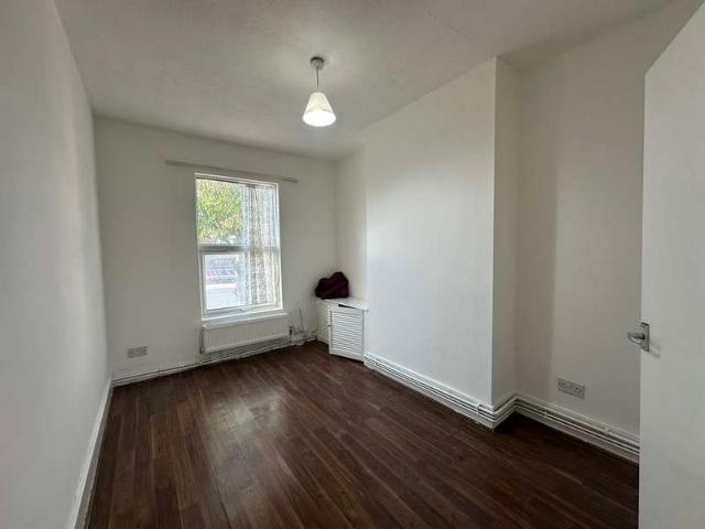 Flat for sale in London Borough of Redbridge, Greater London