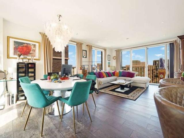 Flat for sale in Reach, Greater London