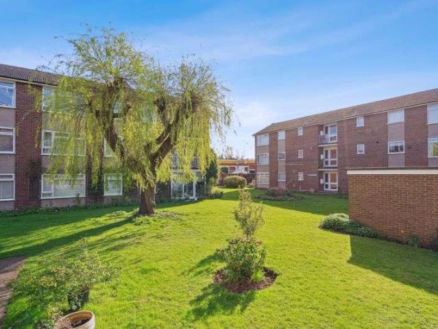 Flat for sale in Wooburn, Bourne End