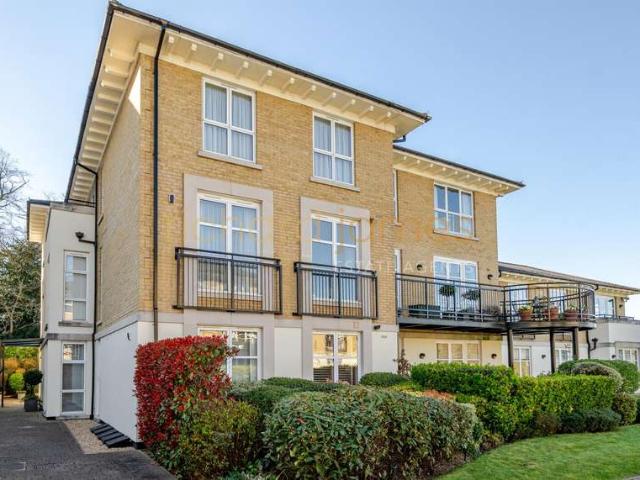 Flat for sale in Mill Hill, Greater London