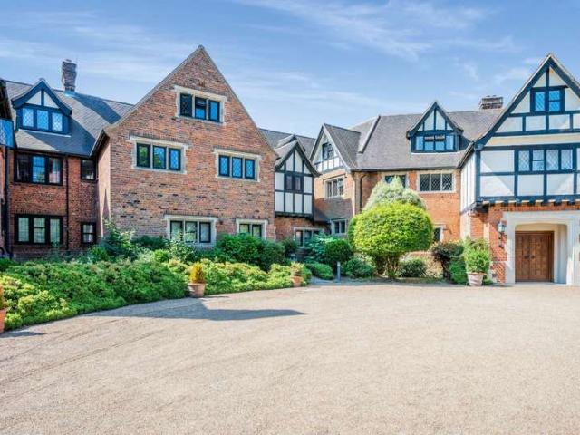 Flat for sale in Hurst Green, Tandridge
