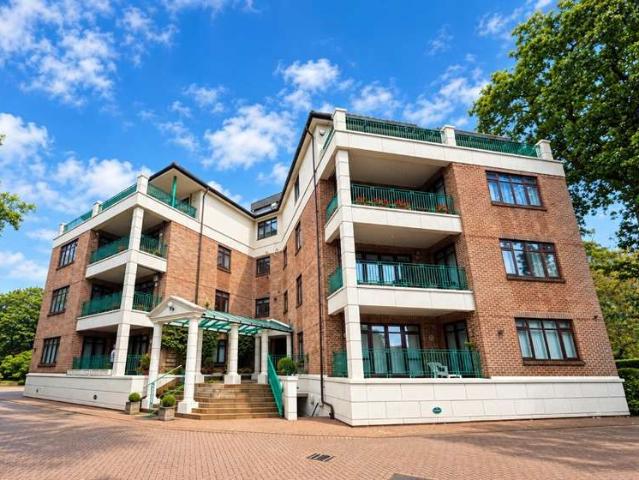 Flat for sale in Bushey Heath, Hertsmere
