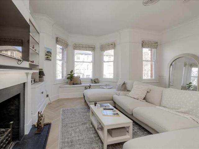 Flat for sale in Shepherd's Bush, Greater London