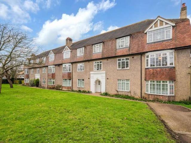 Flat for sale in Stoneleigh, Ewell