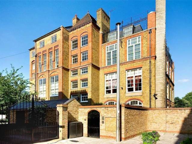 Flat for sale in Finsbury, Greater London
