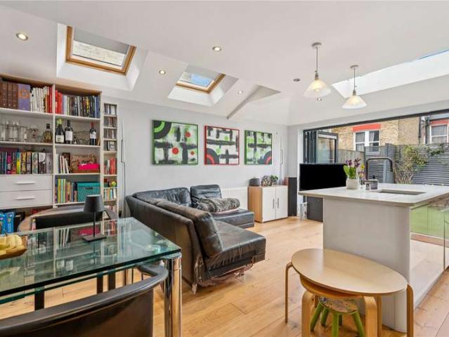 Flat for sale in Balham, Greater London