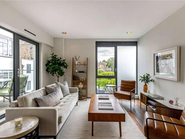 Flat for sale in Clapham, Greater London