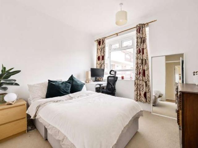 Flat for sale in Southfields, Greater London