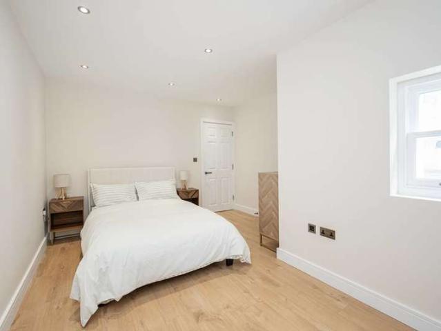 Flat for sale in Shadwell, Ratcliffe