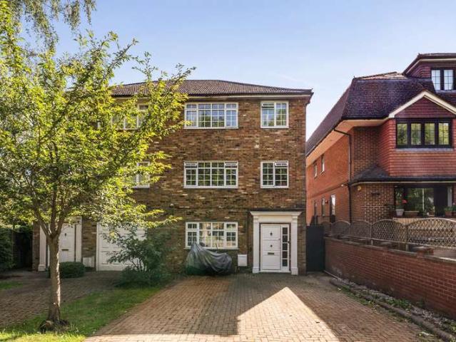 Flat for sale in Hatch End, Greater London