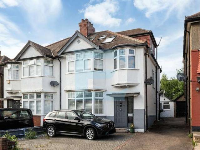 Flat for sale in Mill Hill, Greater London