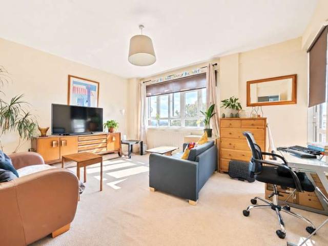 Flat for sale in Southfields, Greater London