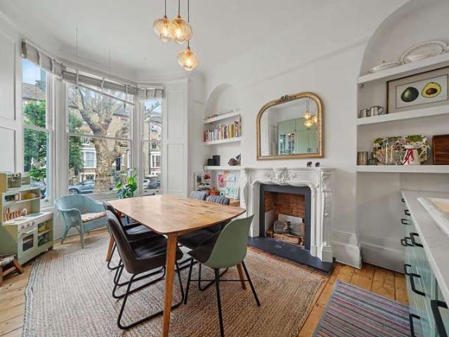 Flat for sale in Finsbury Park, Greater London