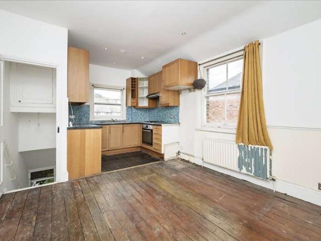 Flat for sale in Shepherd's Bush, Greater London