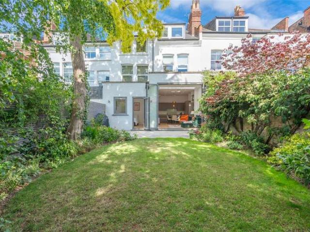 Flat for sale in Muswell Hill, Greater London