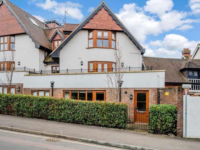 Flat for sale in Oxted, Hillview