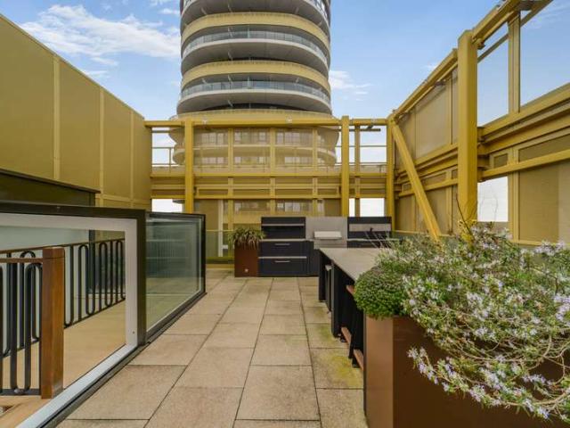 Flat for sale in Shepherd's Bush, Greater London