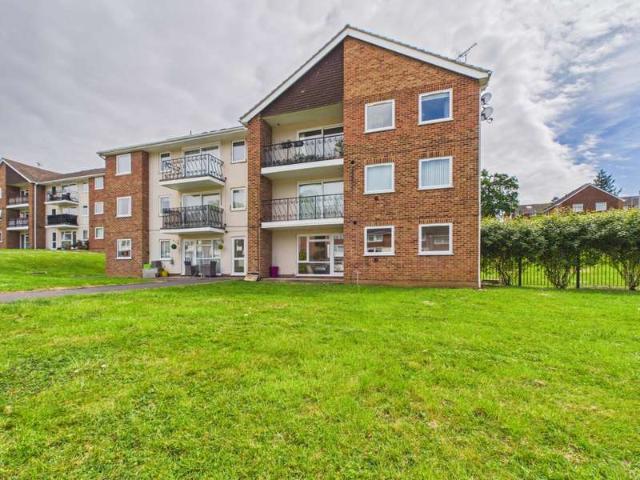 Flat for sale in Garston Park, Calcot