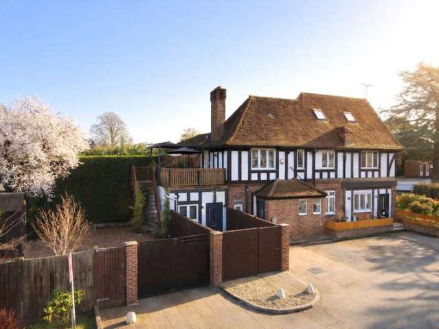 Flat for sale in Pachesham Park, Surrey