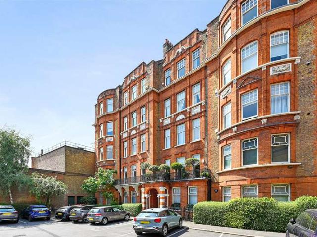 Flat for sale in Kensington, Greater London
