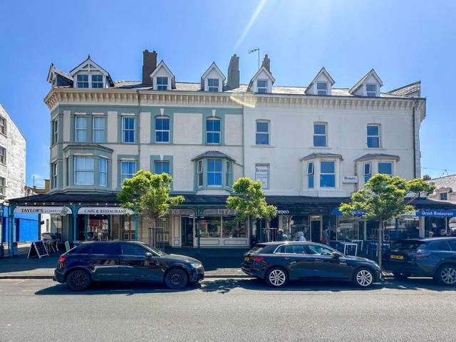 Flat for sale in Llandudno, Wales