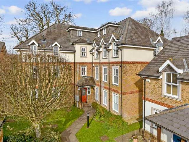 Flat for sale in Beddington, Greater London