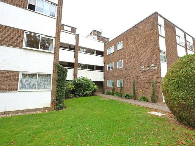 Flat for sale in Edgware, Canons Park