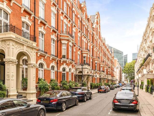 Flat for sale in Victoria, Greater London