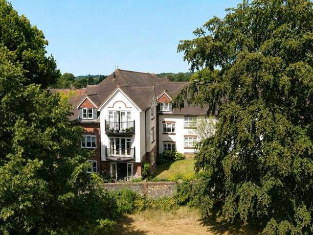 Flat for sale in Fole, Surrey