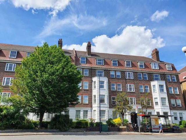Flat for sale in Willesden Green, Greater London