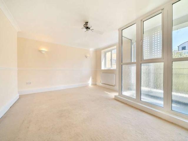 Flat for sale in Roehampton, Greater London